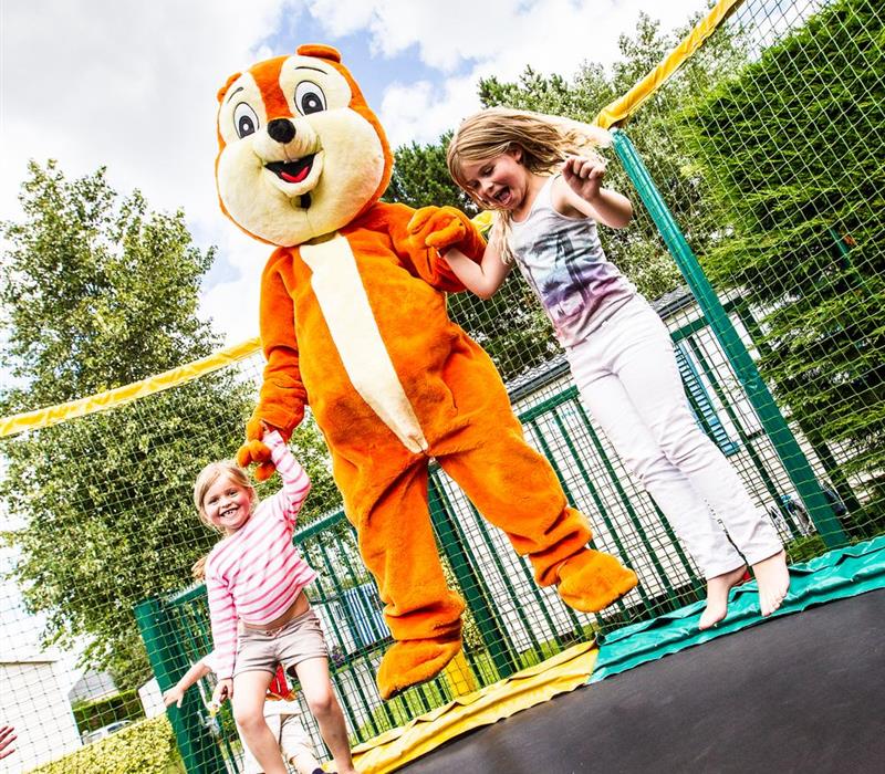 Camping 4* La Roseraie La Baule - www.laroseraie.com - La mascotte sur le trampoline