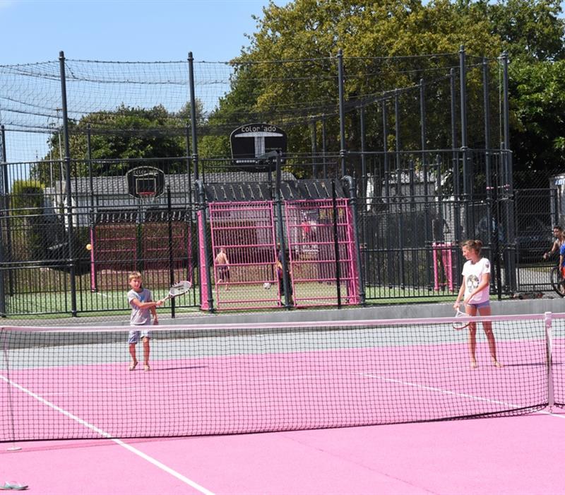 Camping 4* La Roseraie à La Baule - www.laroseraie.com - Terrain de tennis