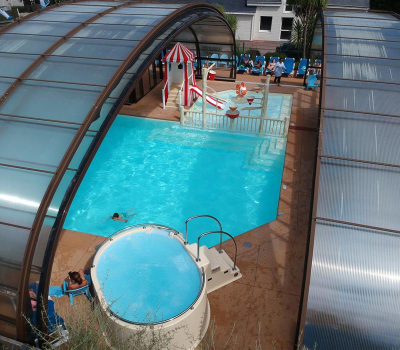 Camping 3* Les Forges à Pornichet - www.campinglesforges.com - Piscine couverte avec jaccuzi
