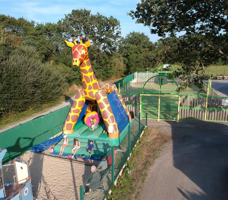 Camping 3* Les Forges à Pornichet - www.campinglesforges.com - Aire de jeux pour enfants et structure gonflable