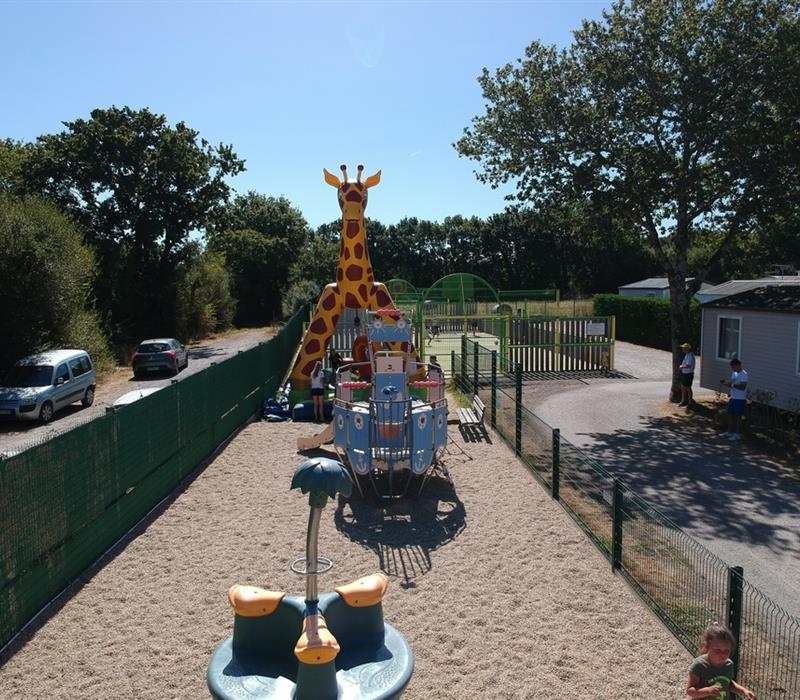 Camping 3* Les Forges à Pornichet - www.campinglesforges.com - Aire de jeux et structure gonflable